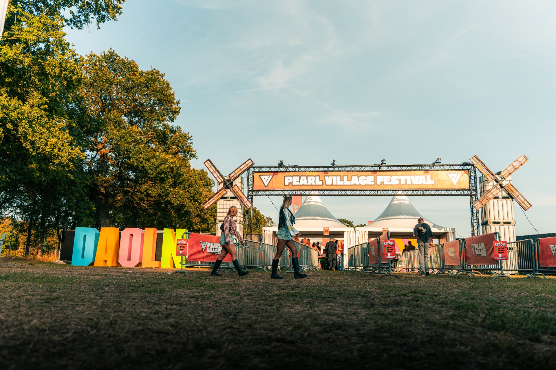 Entree van Pearl Village Festival in Dalen
